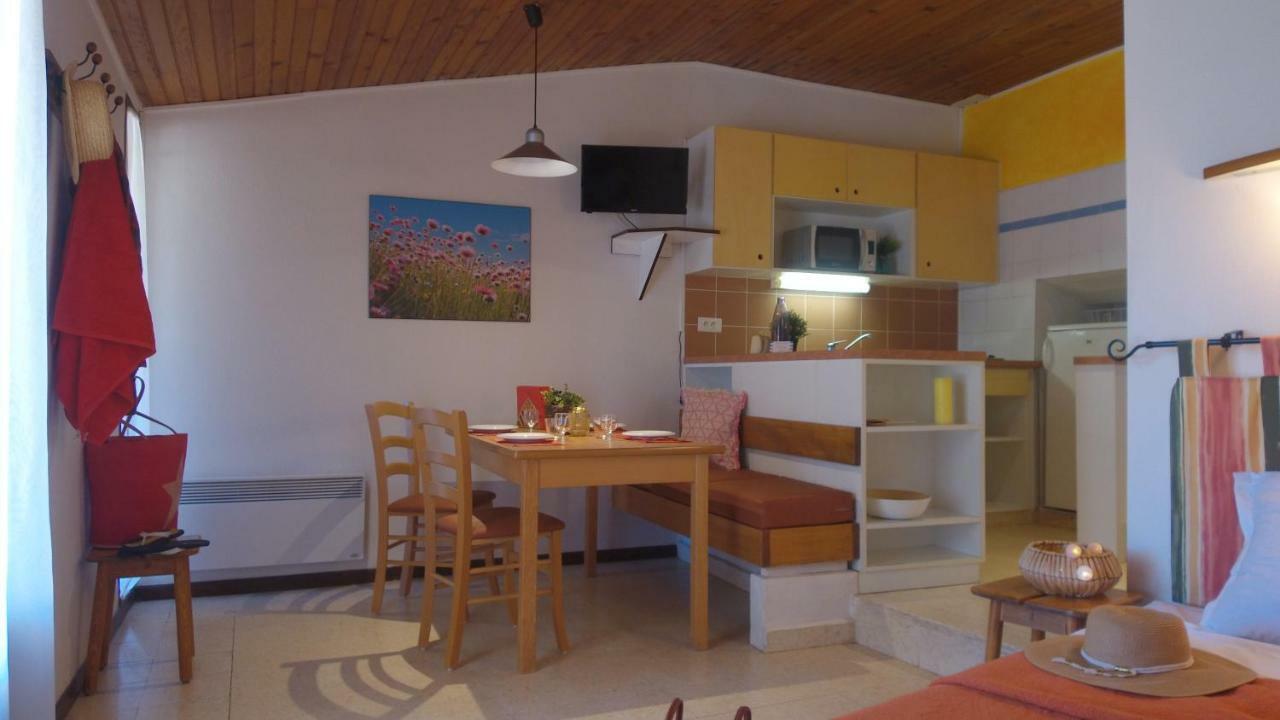 Vvf Luberon Provence Hotel Murs  Bagian luar foto